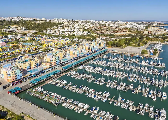 Marina Breeze Apartment With Pool - 900M From The Beach