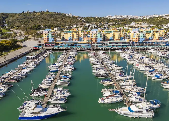 Marina Breeze Apartment With Pool - 900M From The Beach