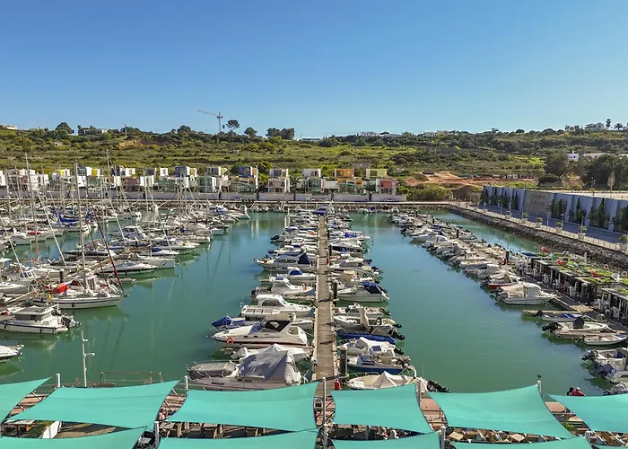 Marina Breeze Apartment With Pool - 900M From The Beach