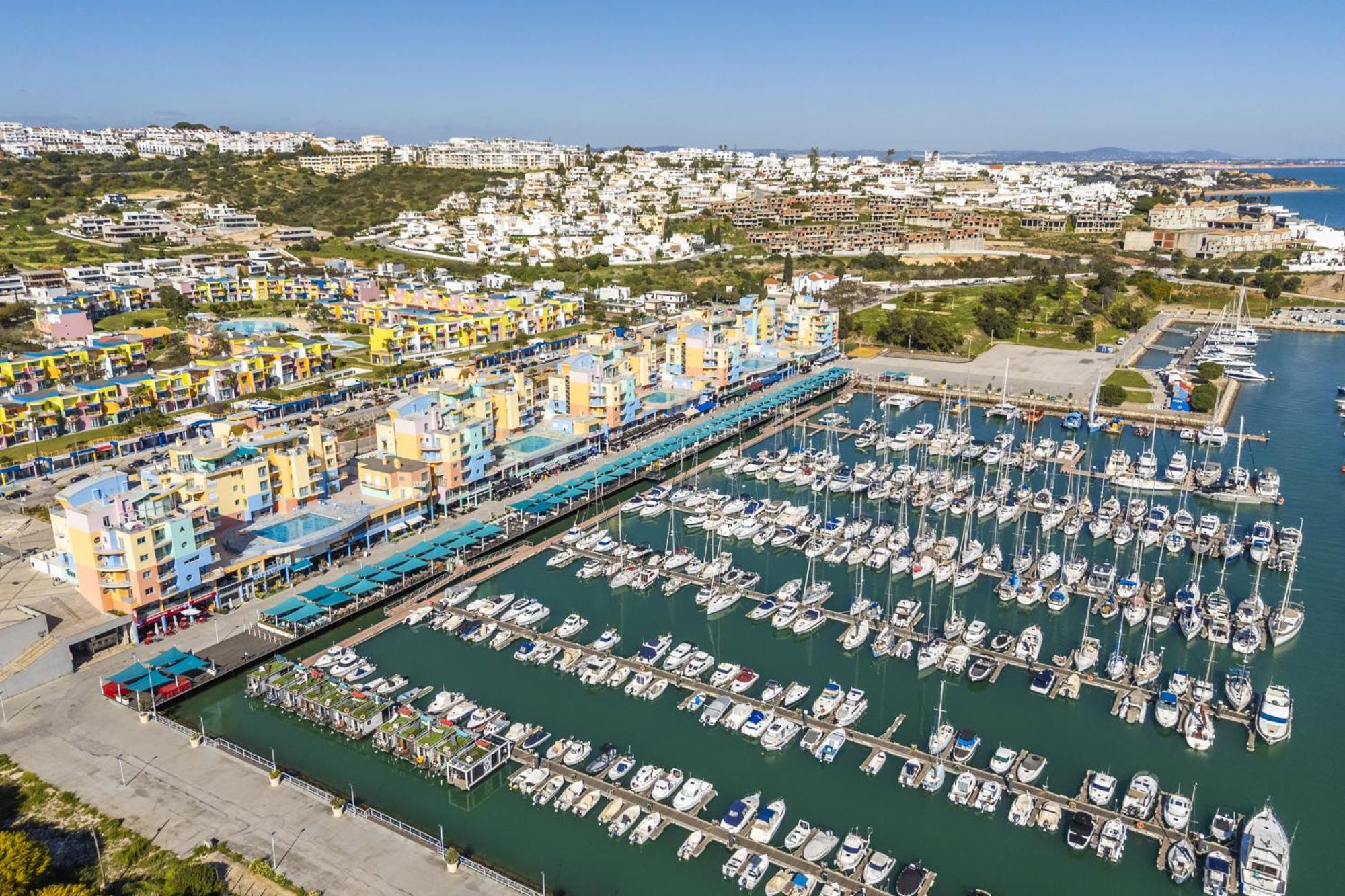 Marina Breeze With Pool - 900m From The Apartment
