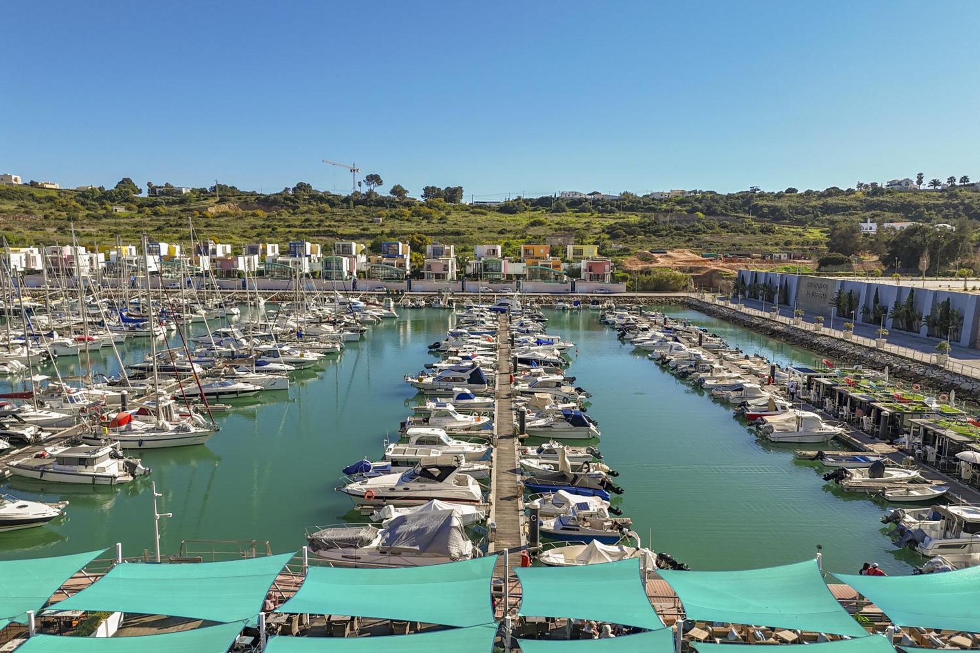 Marina Breeze With Pool - 900m From The Apartment *