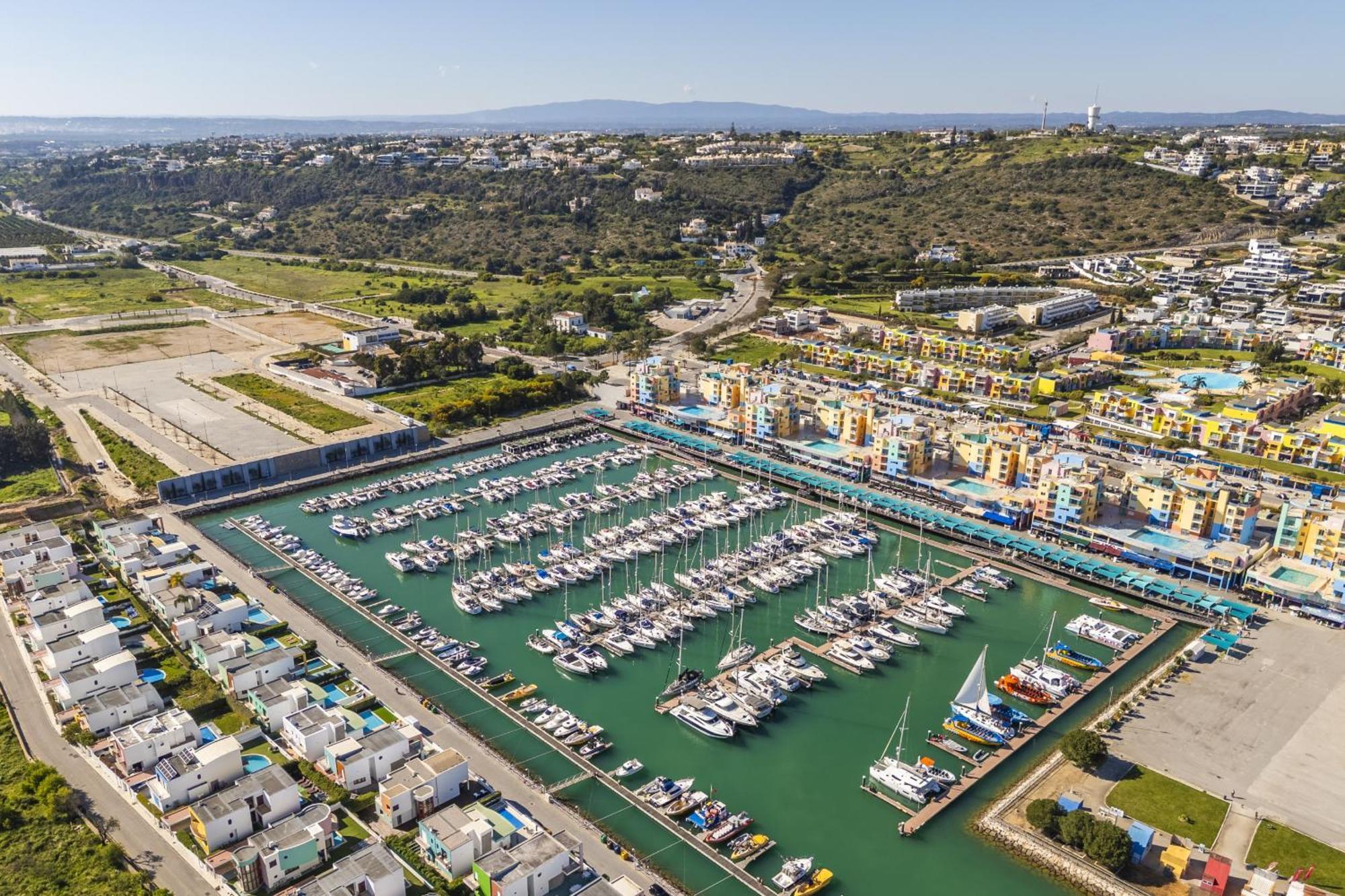 Apartment Marina Breeze With Pool - 900m From The *