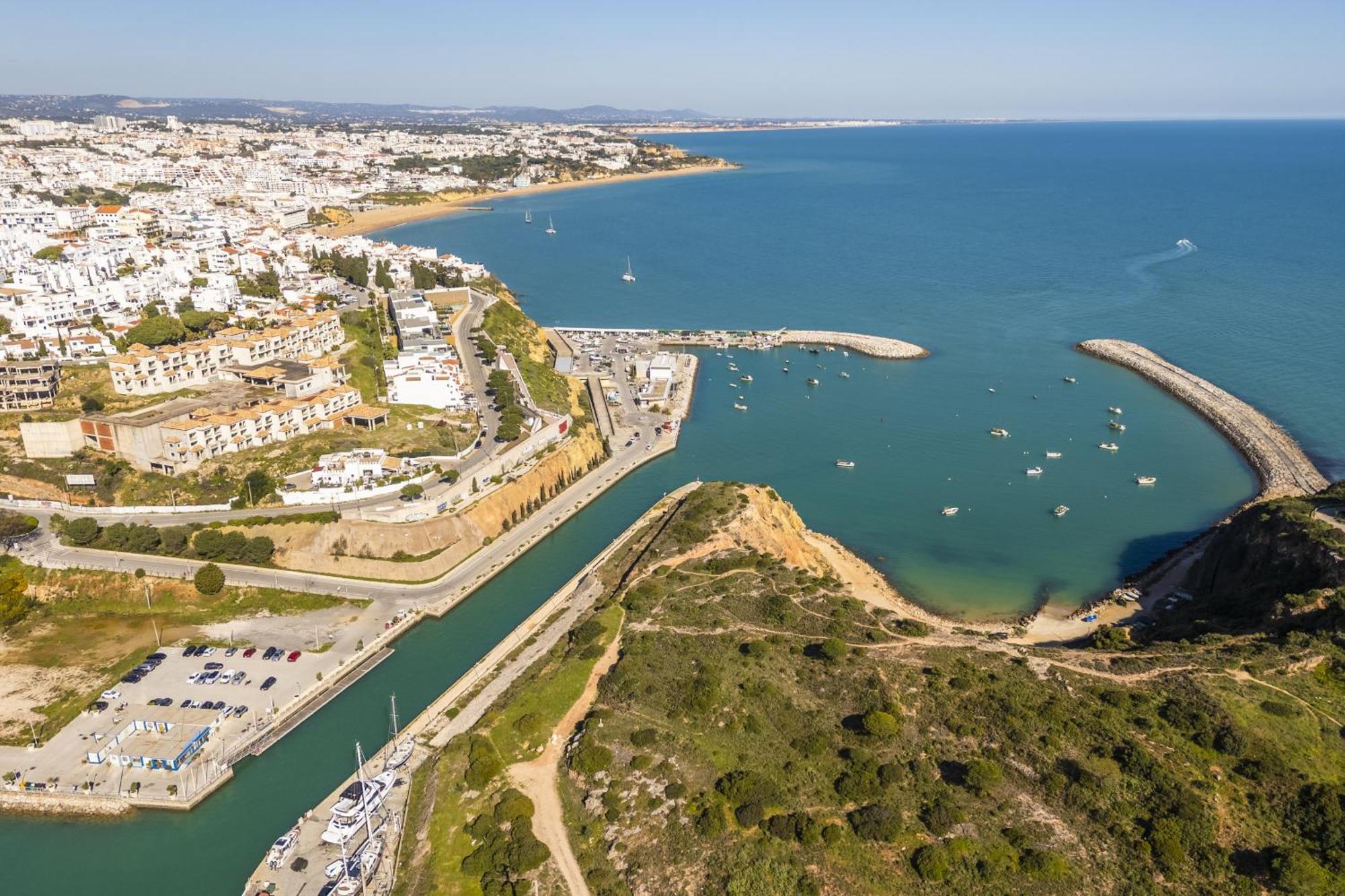 Apartment Marina Breeze With Pool - 900m From The Albufeira