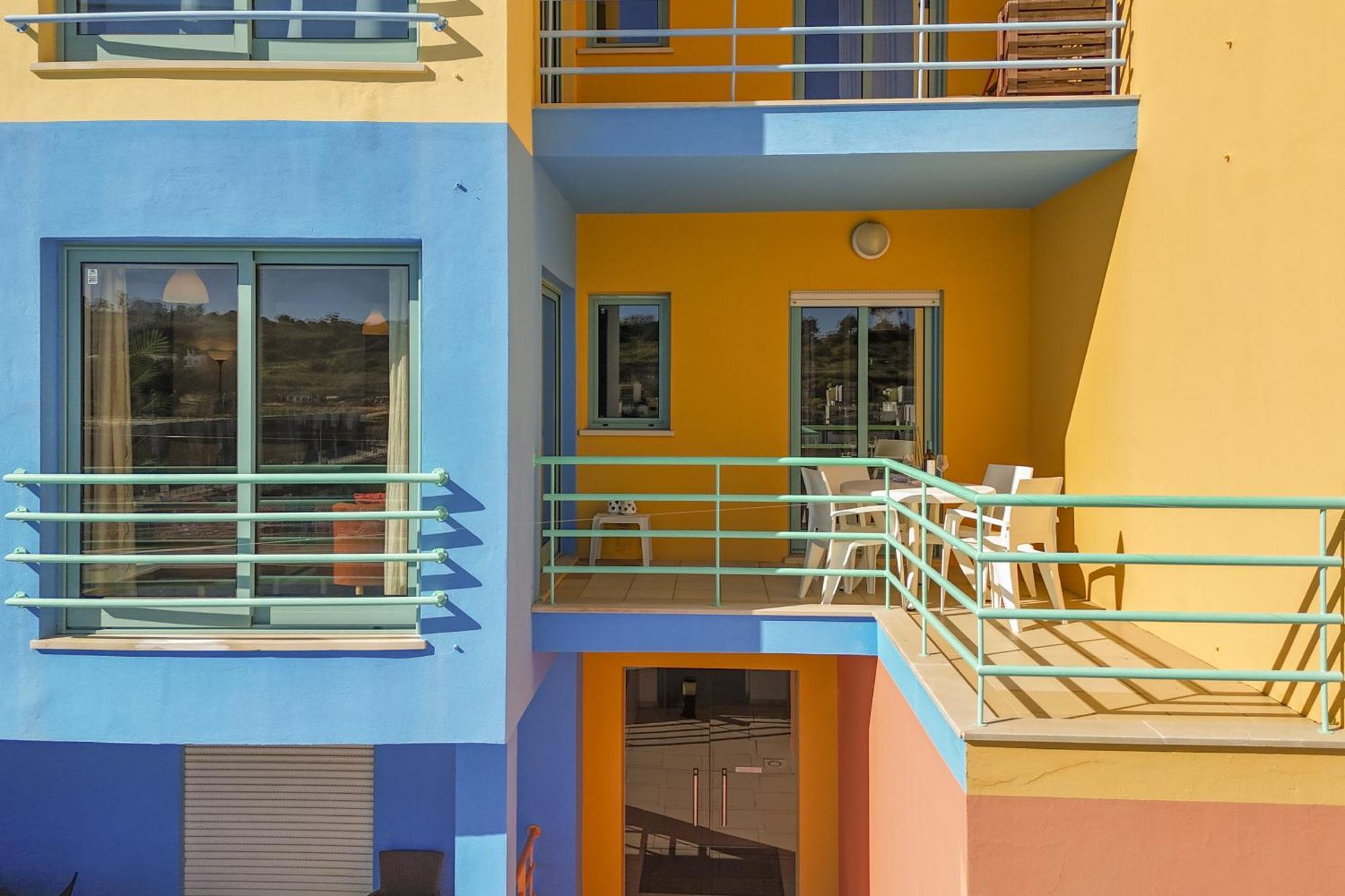 Marina Breeze With Pool - 900m From The