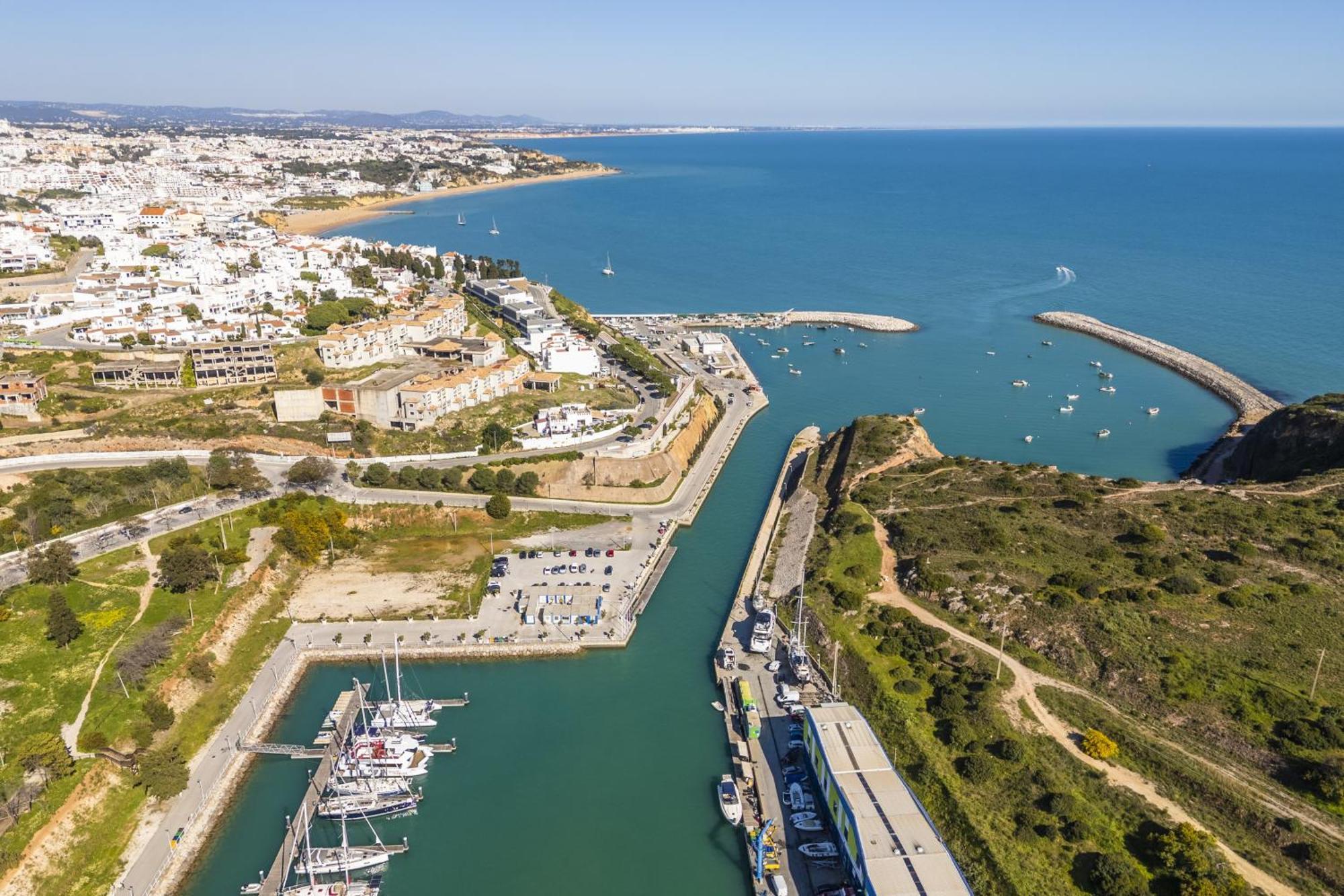 Marina Breeze With Pool - 900m From The Apartment