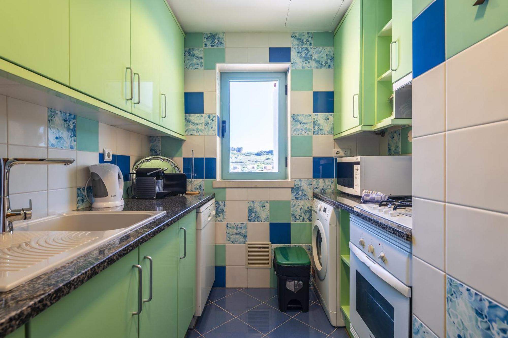 Apartment Marina Breeze With Pool - 900m From The