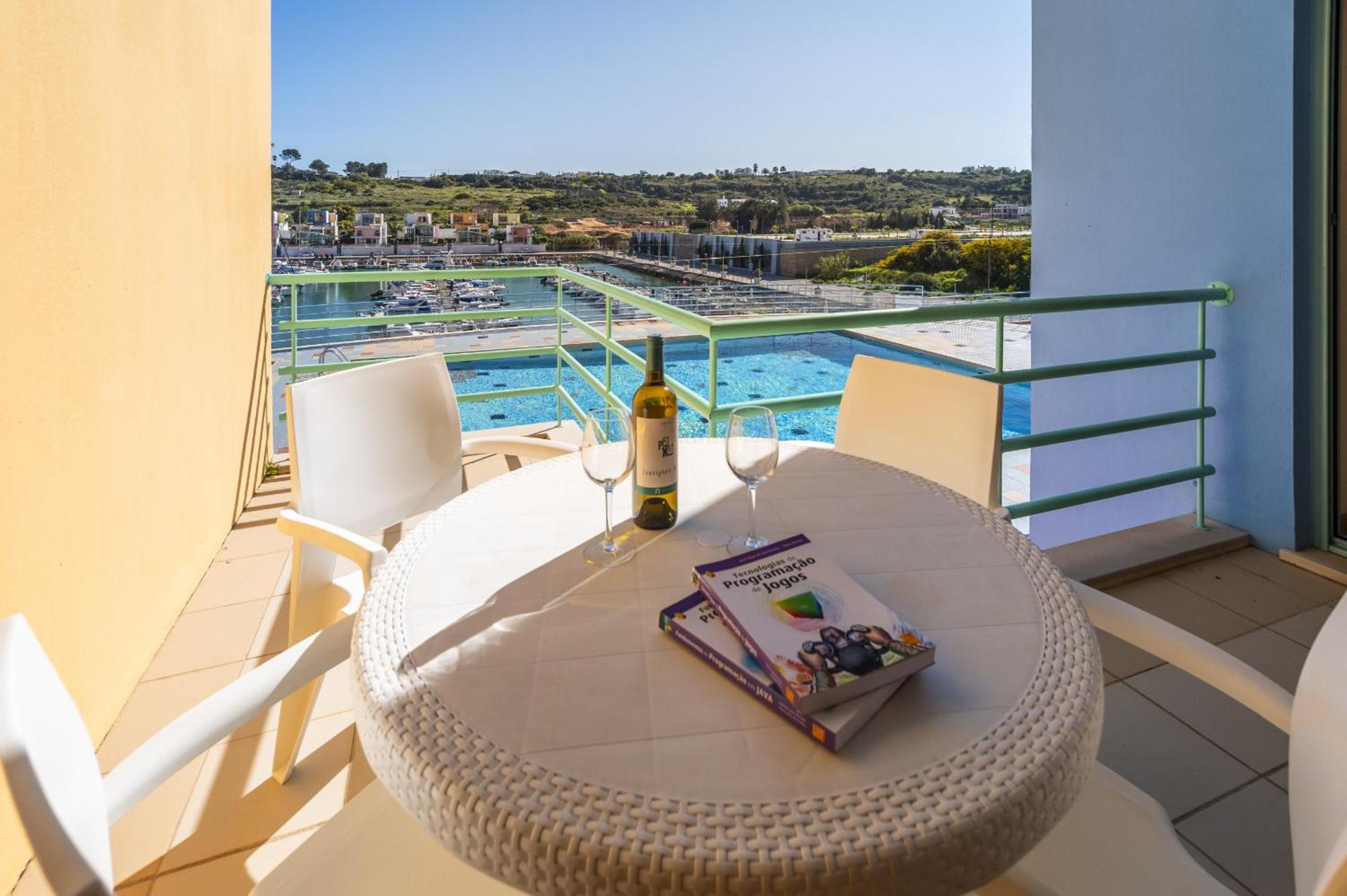 Marina Breeze With Pool - 900m From The Apartment *