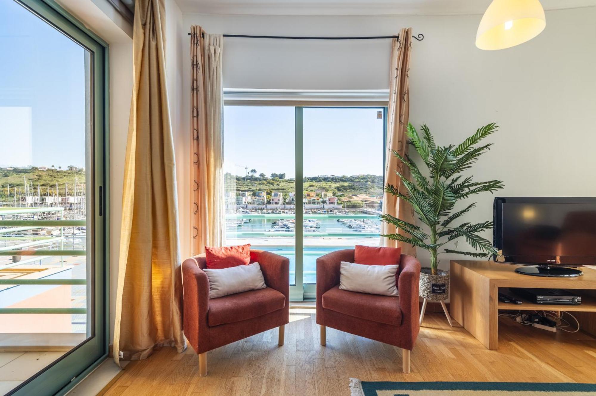 Marina Breeze With Pool - 900m From The *
