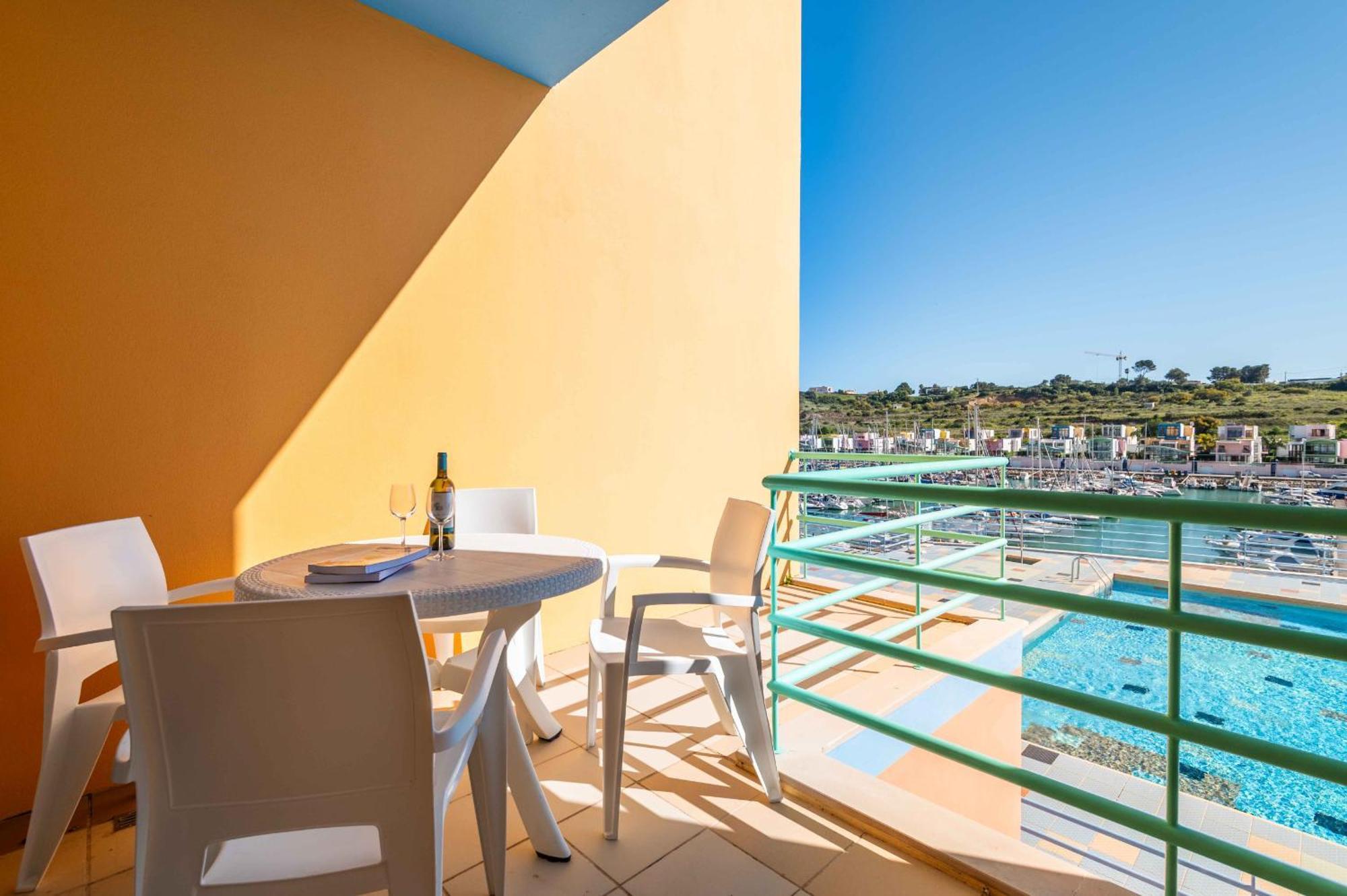 Marina Breeze With Pool - 900m From The